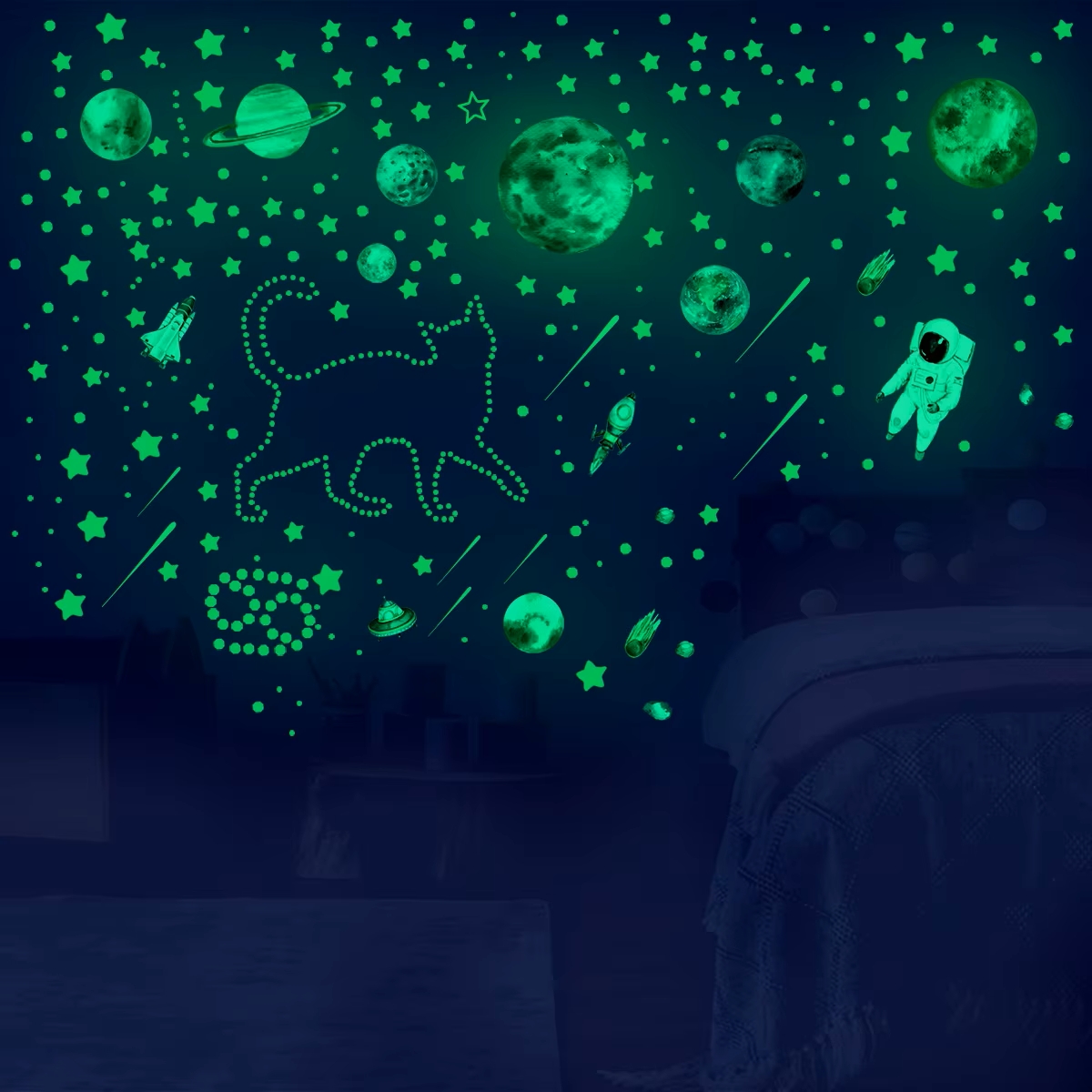 Dekorace do dětského pokoje s motivem sluneční soustavy a raketou na tmavé zdi