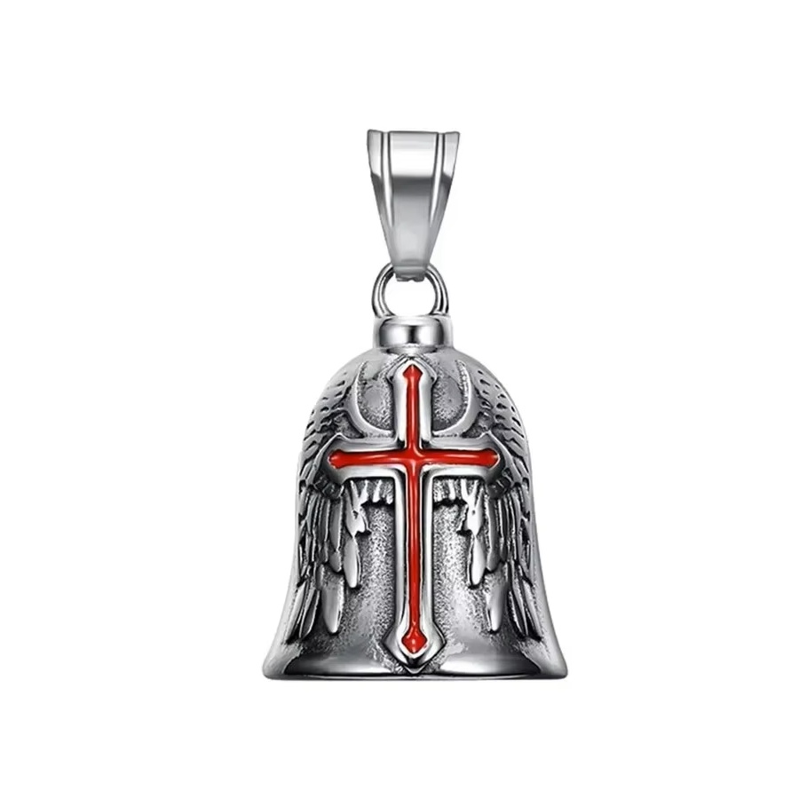 Detail rytířského červeného kříže a andělských křídel na kovovém zvonku