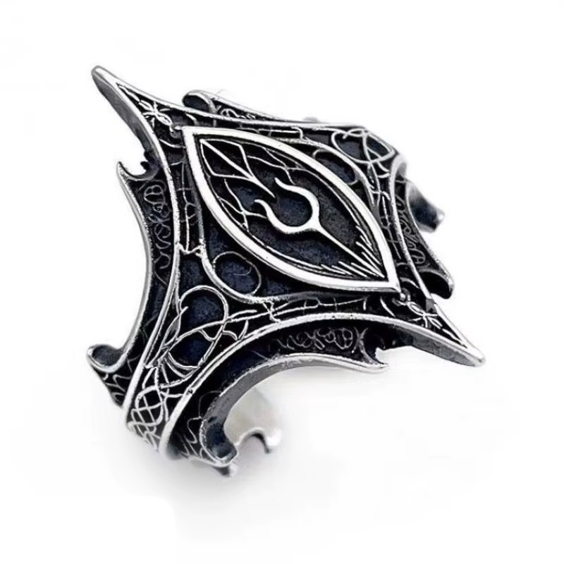 Detailní pohled na gotický prsten temné oko s tmavou patinou a ornamenty