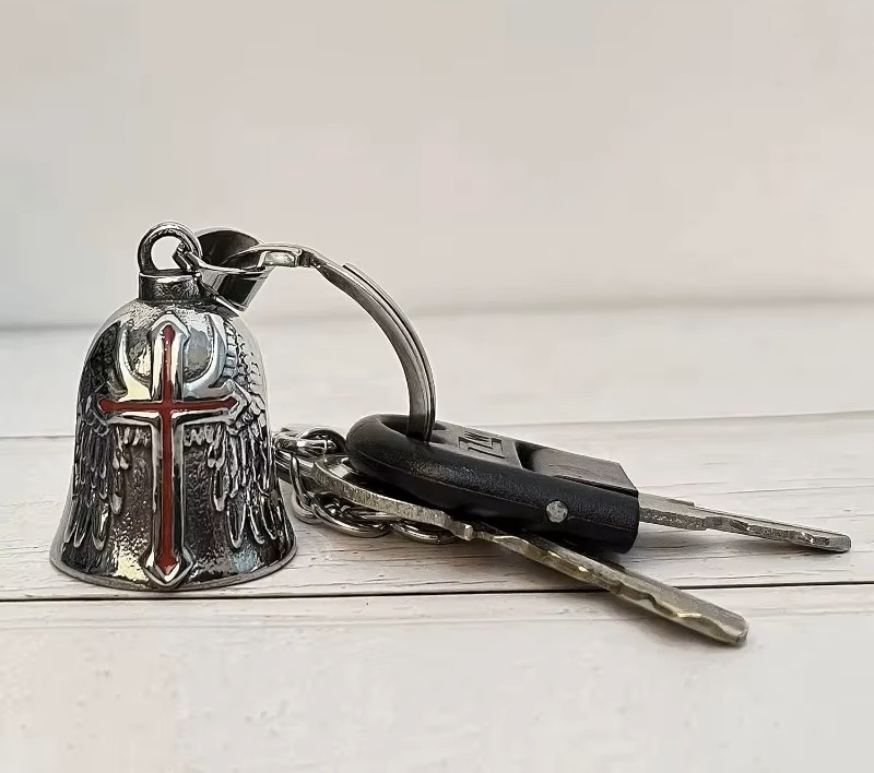 Motorkářský zvonek strážný anděl připnutý na svazku klíčů jako talisman