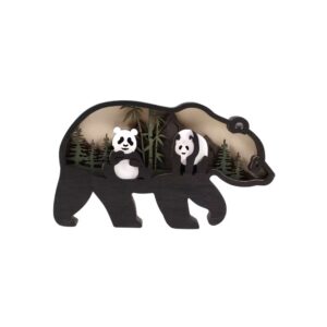 Kreativní dřevěná panda s detailním motivem malých pand a jehličnatých stromů